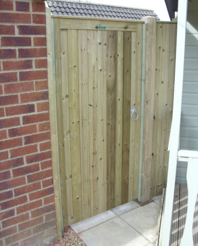Glemham gate with straight side panel