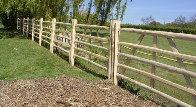 Chestnut hurdles fixed to chestnut stakes.