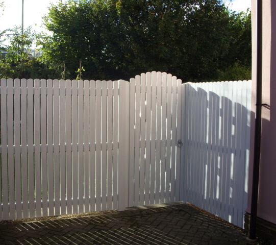 Palisade Screen fencing and matching gate.