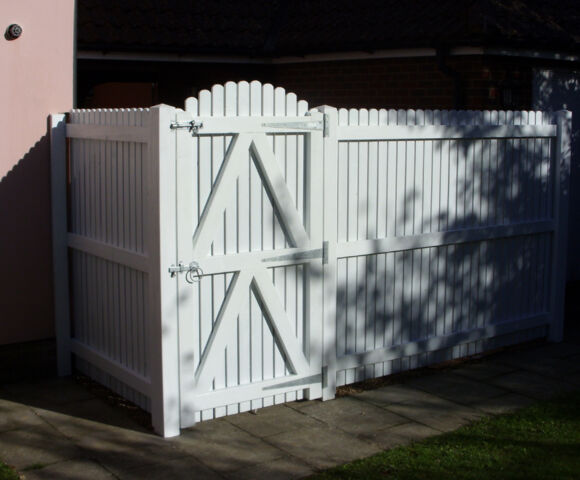 Palisade Screen fencing and matching gate from reverse.