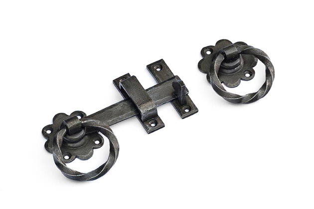 Twisted handle ring latch