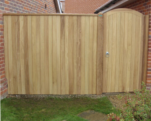 Glemham Gate Curved Top Rail with Side Panel