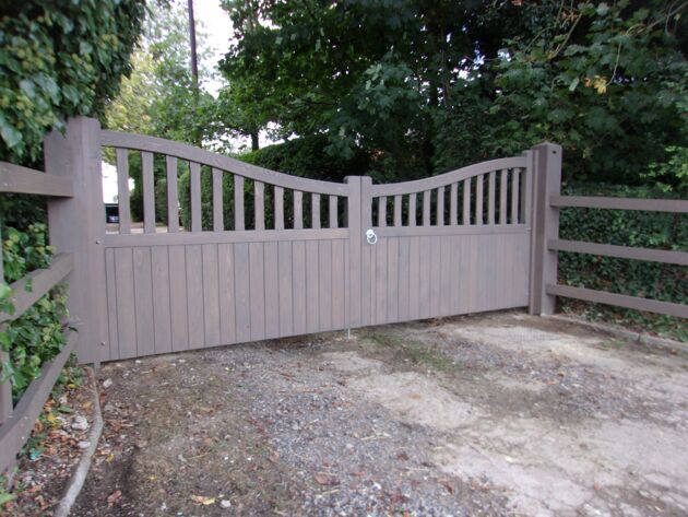 Gipping gate in Larch finished in Taupe Rubio