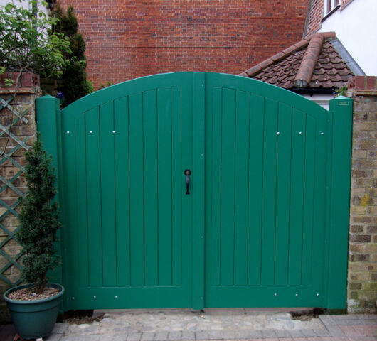 Needham Continuous Curve gates in Zoffany Poison