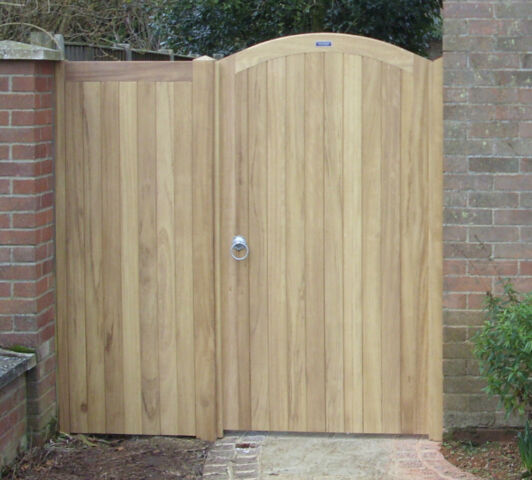 Glemham gate with curved top rail and side panel.
