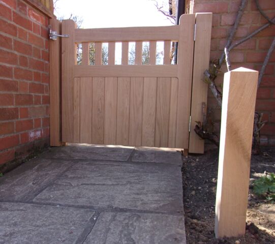 Woodbridge in oak with hold back posts