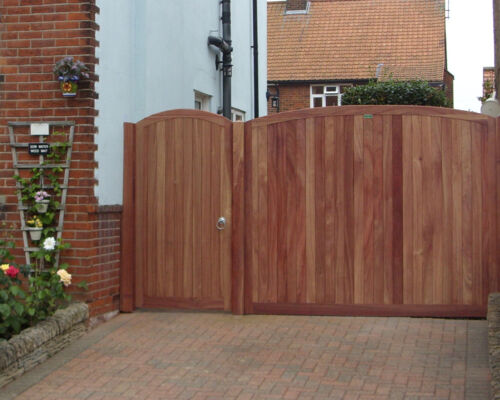 Needham Gate with Curved Side Panel