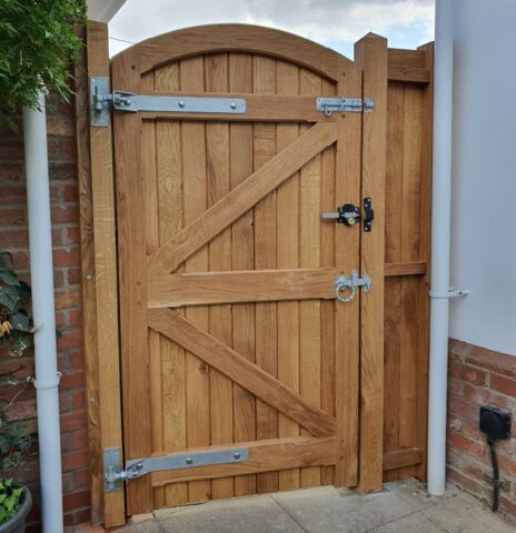 Oak finished in Rubio with cylinder gate lock