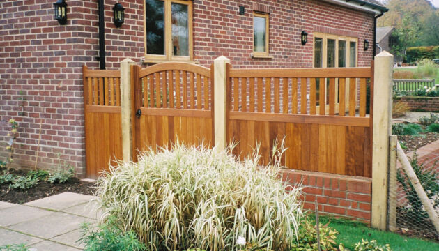Kersey gate with matching side panels