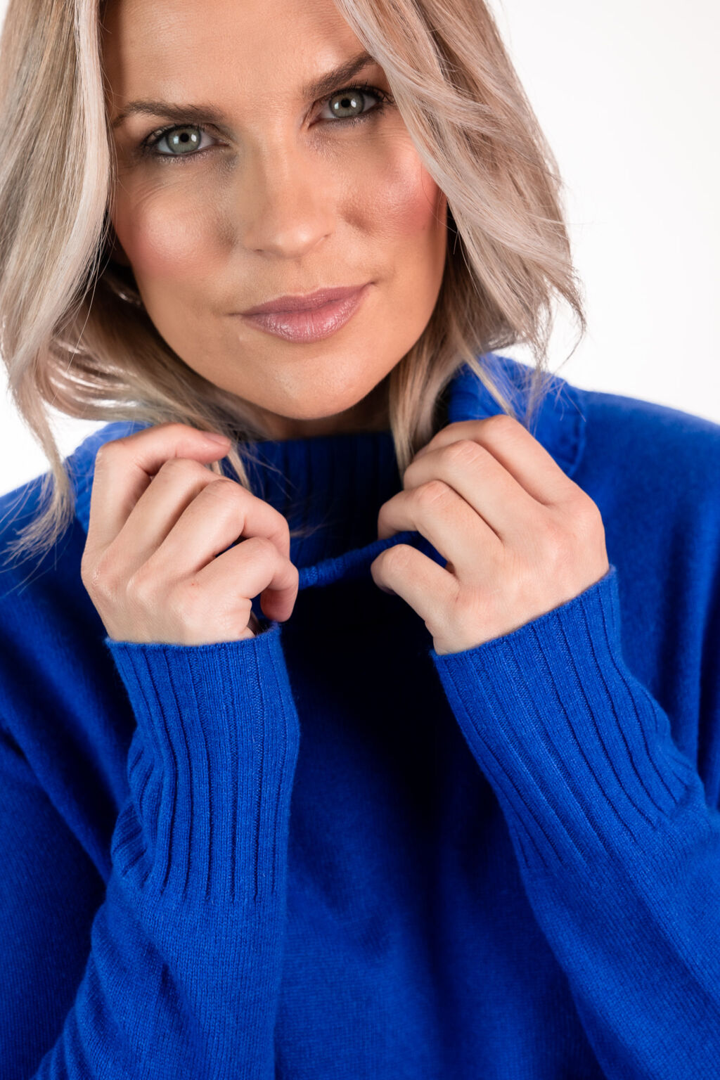 Roll neck cashmere sweater