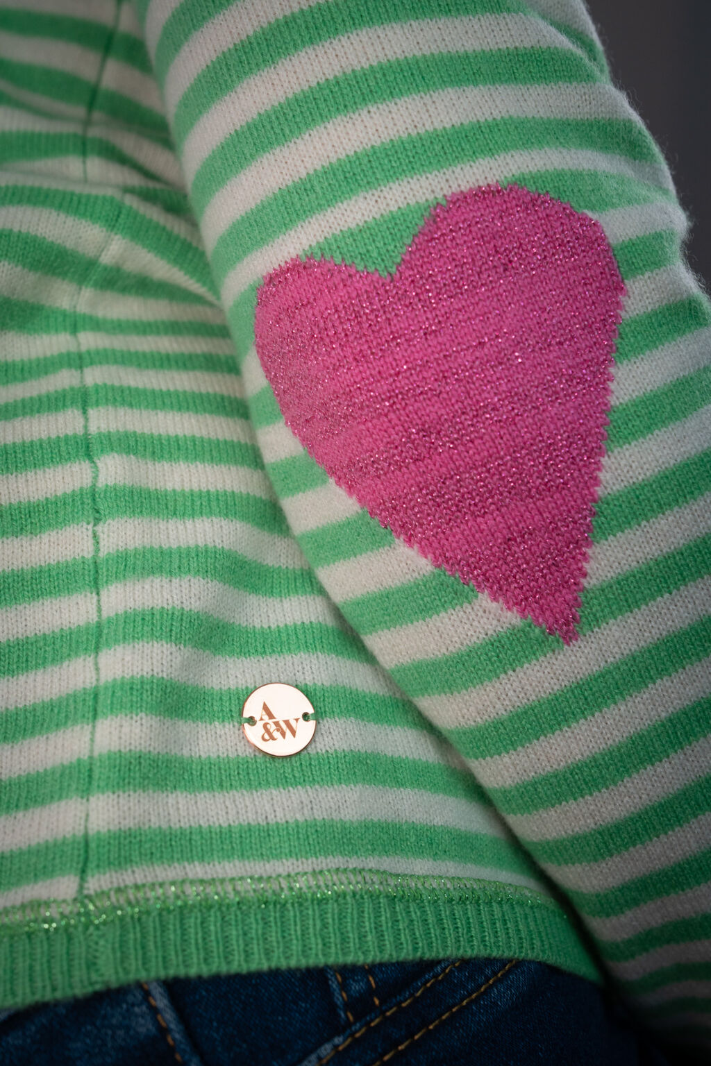 Cashmere sweater with pink hearts