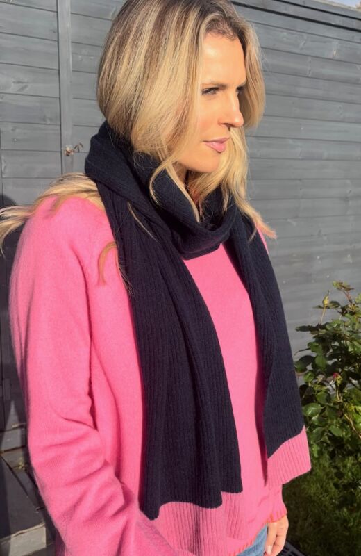 100% Cashmere ribbed navy scarf with pink tips